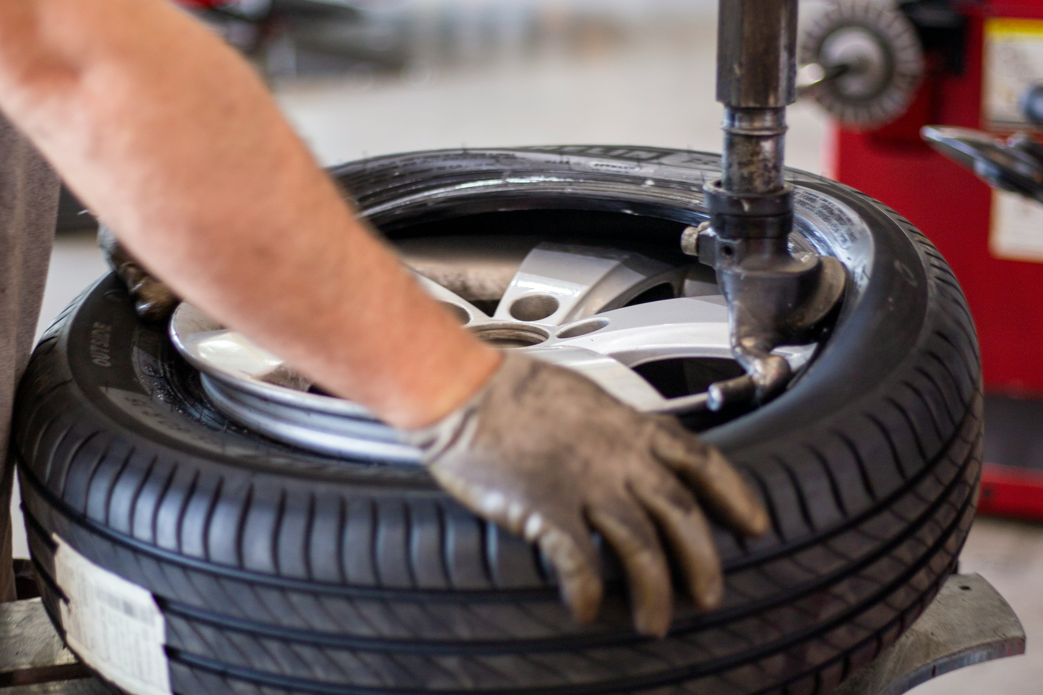 Carbóin Dubh: Bun-Saintréithe agus Anailís Feidhmchláir Iltionscail